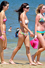 0991-hot-bikini-pics-from-beach